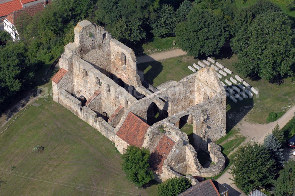 Aerial image Walbeck - Die Stiftskirche Walbeck ist die Ruine einer ottonischen Stiftskirche in Walbeck im Landkreis Börde. 1980 wurde die Stiftskirche in der zentralen Denkmalsliste aufgeführt und unter staatlichen Schutz gestellt. Sie ist ebenfalls Teil der Strasse der Romanik, die durch Sachsen-Anhalt führt.