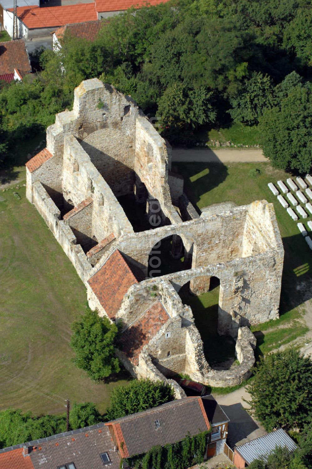 Aerial photograph Walbeck - Die Stiftskirche Walbeck ist die Ruine einer ottonischen Stiftskirche in Walbeck im Landkreis Börde. 1980 wurde die Stiftskirche in der zentralen Denkmalsliste aufgeführt und unter staatlichen Schutz gestellt. Sie ist ebenfalls Teil der Strasse der Romanik, die durch Sachsen-Anhalt führt.