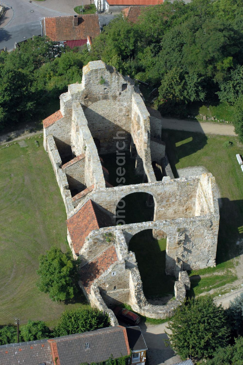 Walbeck from above - Die Stiftskirche Walbeck ist die Ruine einer ottonischen Stiftskirche in Walbeck im Landkreis Börde. 1980 wurde die Stiftskirche in der zentralen Denkmalsliste aufgeführt und unter staatlichen Schutz gestellt. Sie ist ebenfalls Teil der Strasse der Romanik, die durch Sachsen-Anhalt führt.