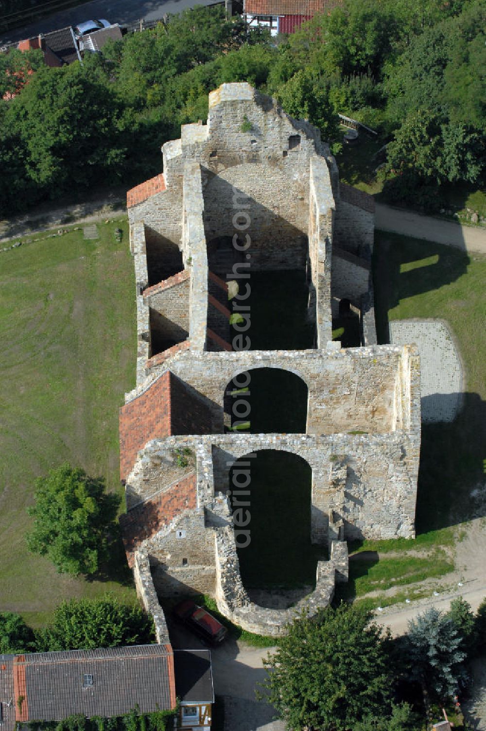 Walbeck from the bird's eye view: Die Stiftskirche Walbeck ist die Ruine einer ottonischen Stiftskirche in Walbeck im Landkreis Börde. 1980 wurde die Stiftskirche in der zentralen Denkmalsliste aufgeführt und unter staatlichen Schutz gestellt. Sie ist ebenfalls Teil der Strasse der Romanik, die durch Sachsen-Anhalt führt.