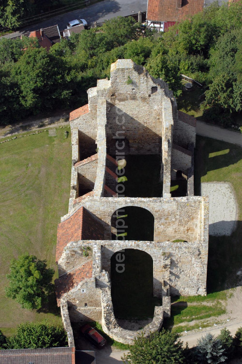 Aerial image Walbeck - Die Stiftskirche Walbeck ist die Ruine einer ottonischen Stiftskirche in Walbeck im Landkreis Börde. 1980 wurde die Stiftskirche in der zentralen Denkmalsliste aufgeführt und unter staatlichen Schutz gestellt. Sie ist ebenfalls Teil der Strasse der Romanik, die durch Sachsen-Anhalt führt.