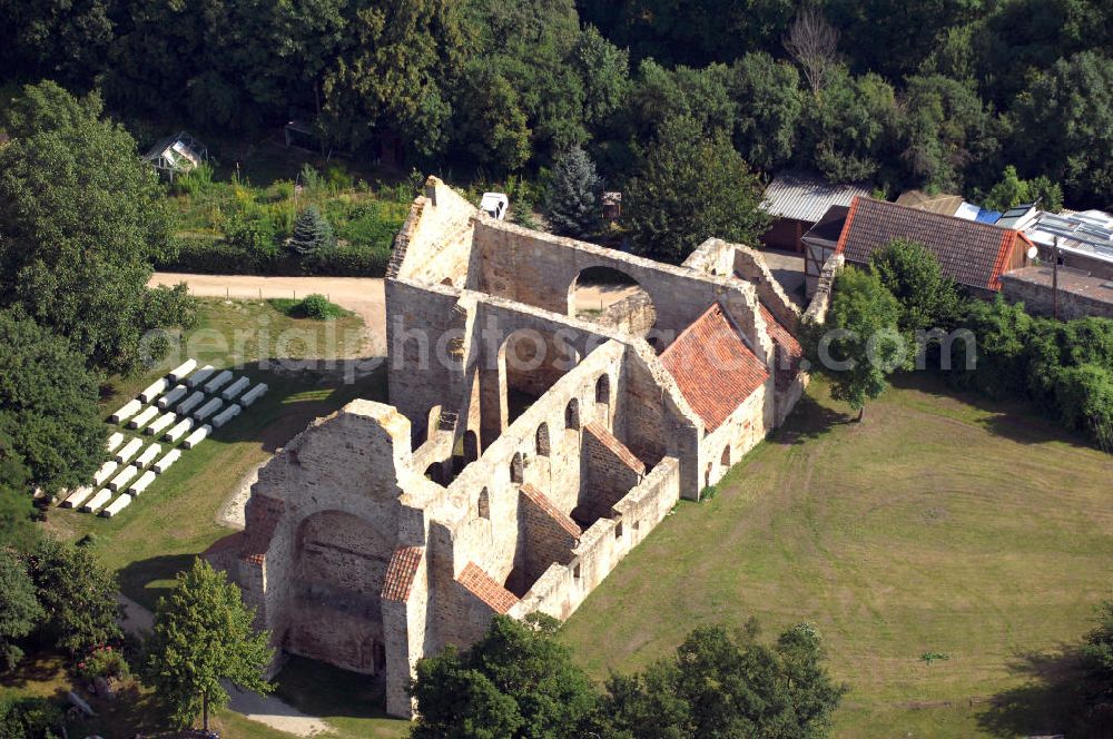 Aerial photograph Walbeck - Die Stiftskirche Walbeck ist die Ruine einer ottonischen Stiftskirche in Walbeck im Landkreis Börde. 1980 wurde die Stiftskirche in der zentralen Denkmalsliste aufgeführt und unter staatlichen Schutz gestellt. Sie ist ebenfalls Teil der Strasse der Romanik, die durch Sachsen-Anhalt führt.