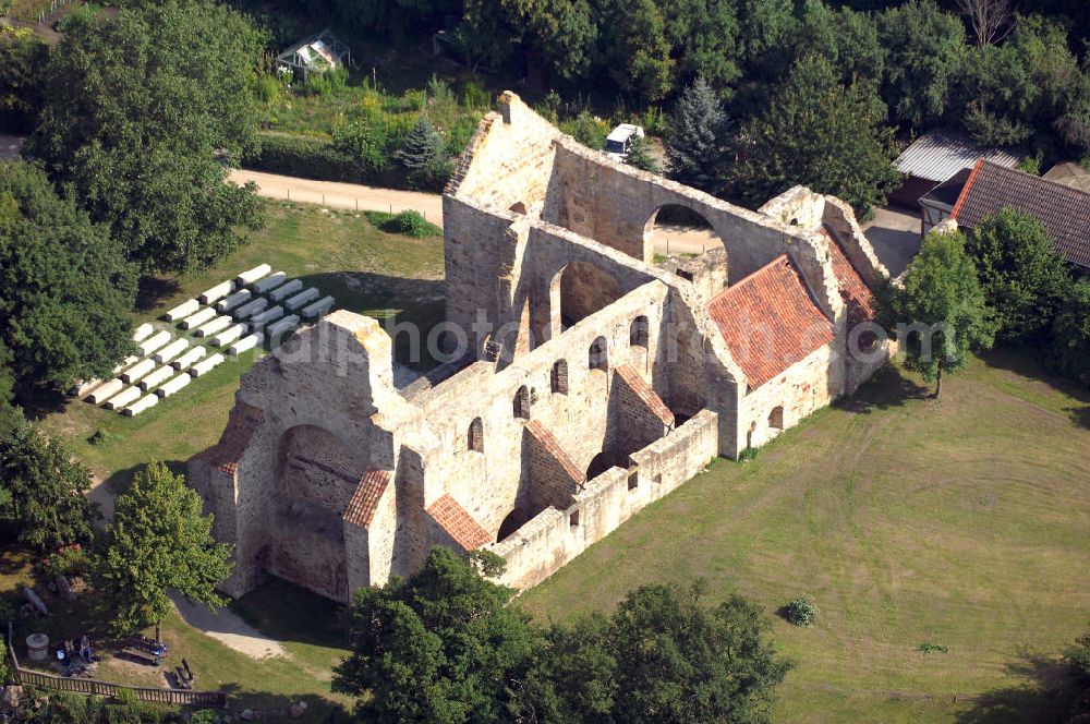 Walbeck from above - Die Stiftskirche Walbeck ist die Ruine einer ottonischen Stiftskirche in Walbeck im Landkreis Börde. 1980 wurde die Stiftskirche in der zentralen Denkmalsliste aufgeführt und unter staatlichen Schutz gestellt. Sie ist ebenfalls Teil der Strasse der Romanik, die durch Sachsen-Anhalt führt.