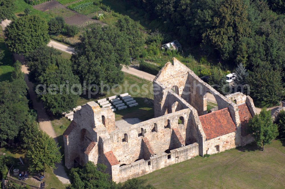 Walbeck from the bird's eye view: Die Stiftskirche Walbeck ist die Ruine einer ottonischen Stiftskirche in Walbeck im Landkreis Börde. 1980 wurde die Stiftskirche in der zentralen Denkmalsliste aufgeführt und unter staatlichen Schutz gestellt. Sie ist ebenfalls Teil der Strasse der Romanik, die durch Sachsen-Anhalt führt.