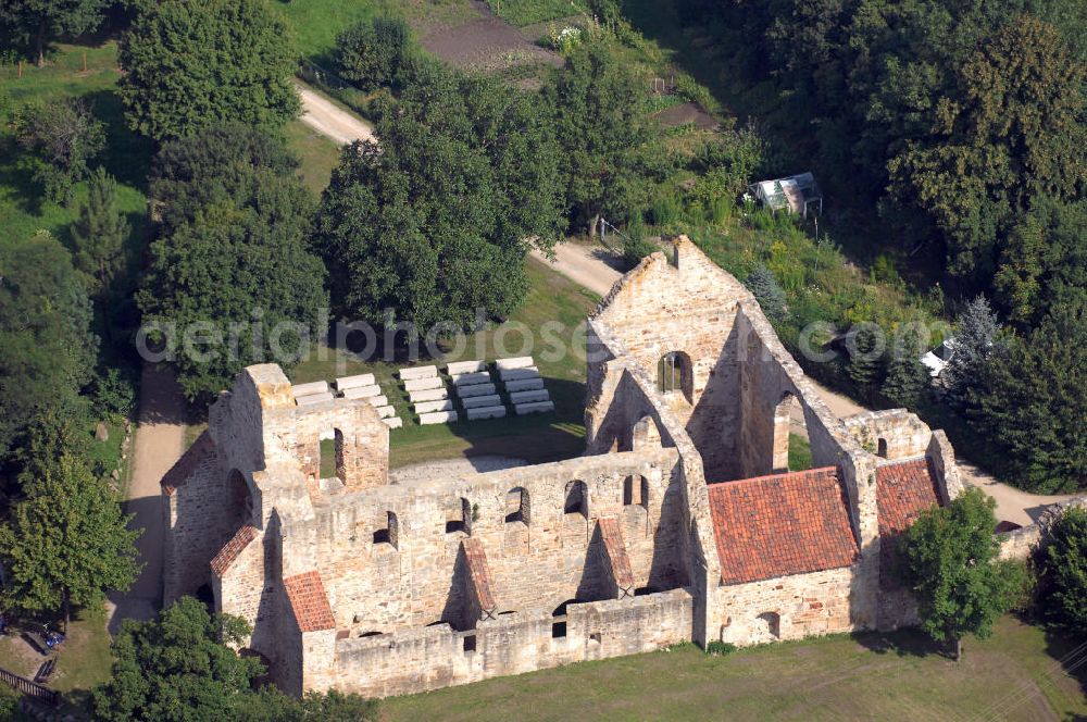 Aerial image Walbeck - Die Stiftskirche Walbeck ist die Ruine einer ottonischen Stiftskirche in Walbeck im Landkreis Börde. 1980 wurde die Stiftskirche in der zentralen Denkmalsliste aufgeführt und unter staatlichen Schutz gestellt. Sie ist ebenfalls Teil der Strasse der Romanik, die durch Sachsen-Anhalt führt.