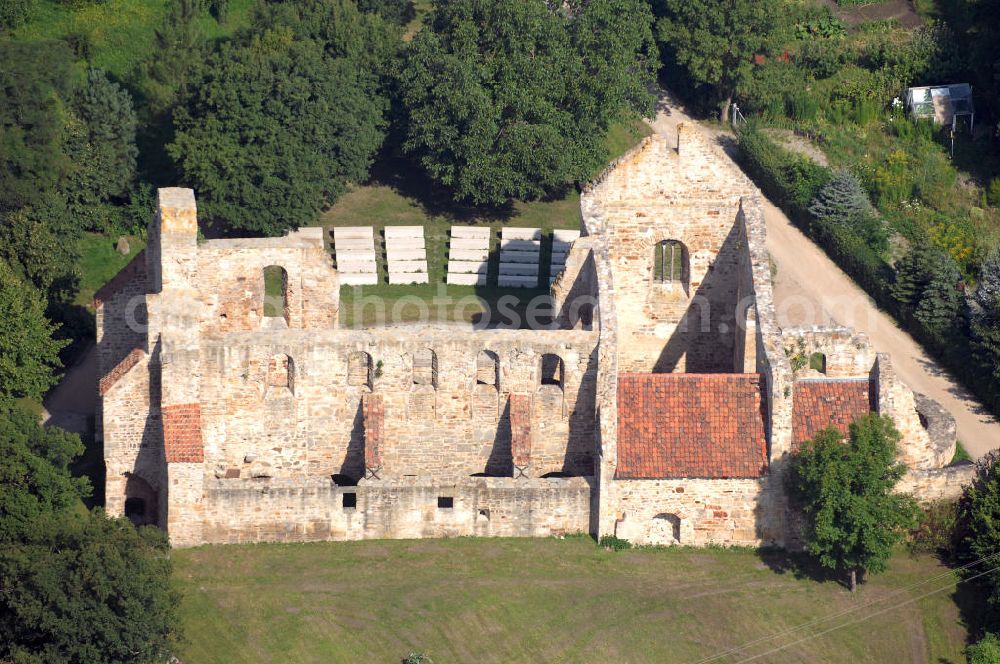 Aerial photograph Walbeck - Die Stiftskirche Walbeck ist die Ruine einer ottonischen Stiftskirche in Walbeck im Landkreis Börde. 1980 wurde die Stiftskirche in der zentralen Denkmalsliste aufgeführt und unter staatlichen Schutz gestellt. Sie ist ebenfalls Teil der Strasse der Romanik, die durch Sachsen-Anhalt führt.