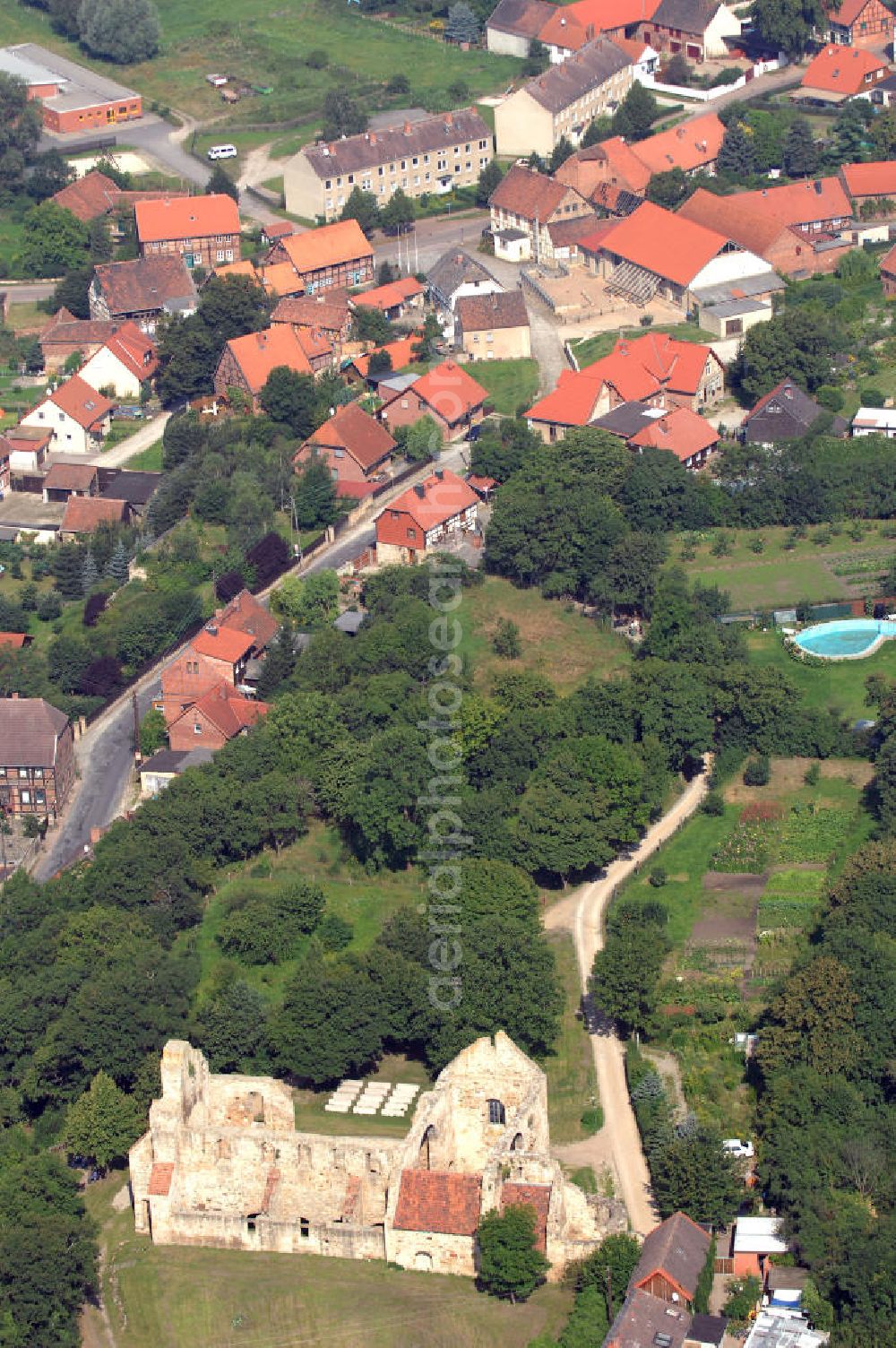 Walbeck from above - Die Stiftskirche Walbeck ist die Ruine einer ottonischen Stiftskirche in Walbeck im Landkreis Börde. 1980 wurde die Stiftskirche in der zentralen Denkmalsliste aufgeführt und unter staatlichen Schutz gestellt. Sie ist ebenfalls Teil der Strasse der Romanik, die durch Sachsen-Anhalt führt.