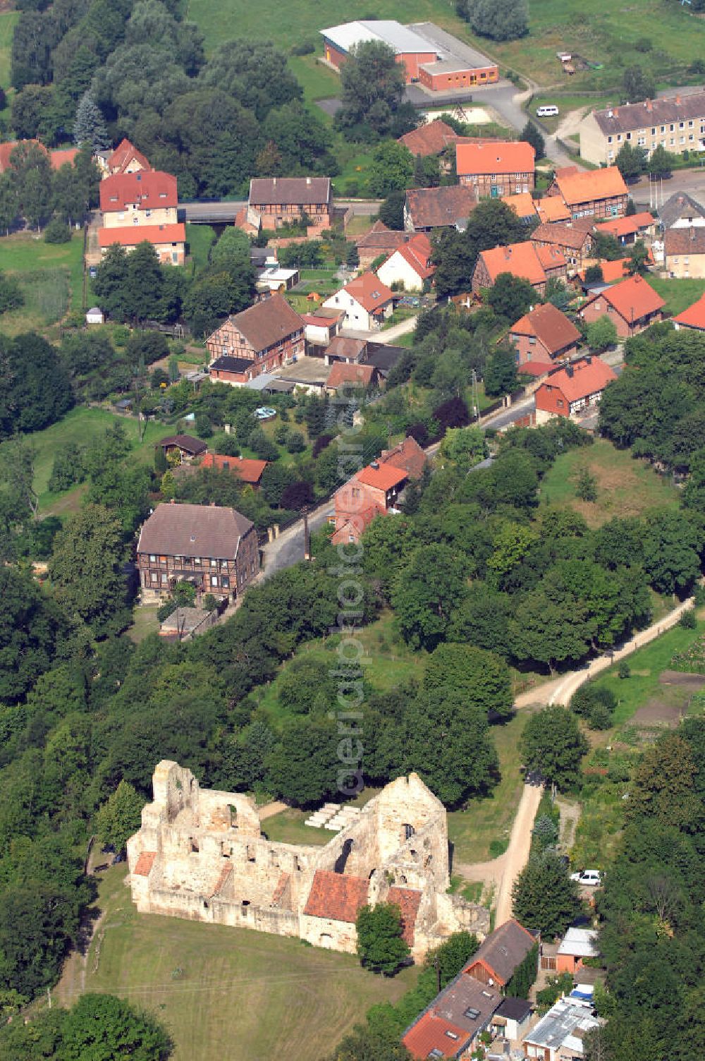 Walbeck from the bird's eye view: Die Stiftskirche Walbeck ist die Ruine einer ottonischen Stiftskirche in Walbeck im Landkreis Börde. 1980 wurde die Stiftskirche in der zentralen Denkmalsliste aufgeführt und unter staatlichen Schutz gestellt. Sie ist ebenfalls Teil der Strasse der Romanik, die durch Sachsen-Anhalt führt.