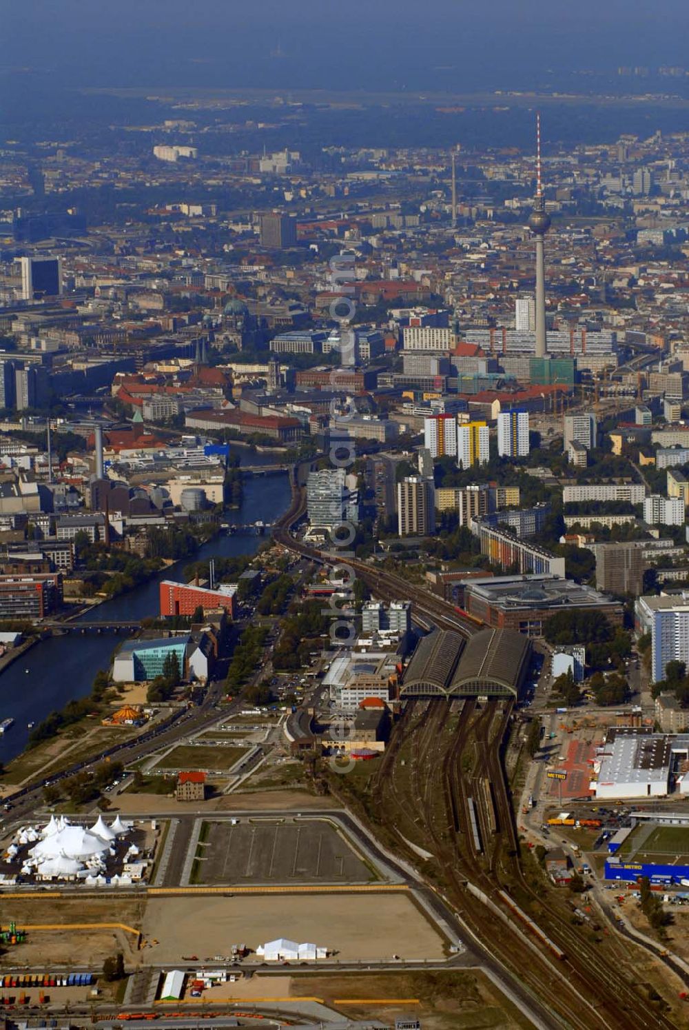 Berlin from above - Berlin 12.09.06 Blick auf den Cirque du Soleilauf dem Anschütz-Gelände am Stralauer Platz/Ostbahnhof. http://