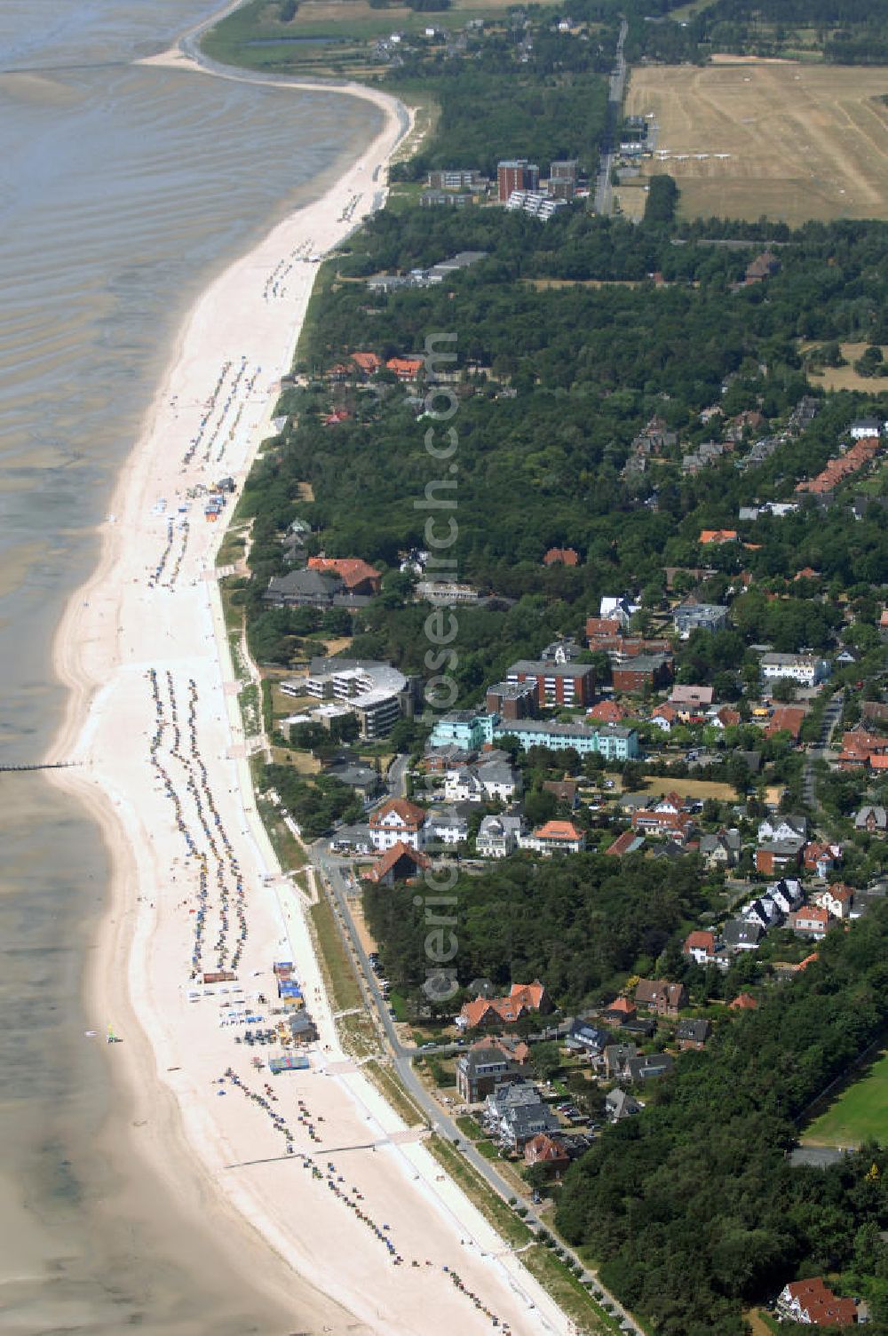 Aerial photograph Wyk auf Föhr - Blick auf den Südstrand. Der Wyker Südstrand schließt sich nahtlos an den Stadtstrand an und zieht sich somit vom Olhörn, wo der kleine Leuchtturm steht, bis hin zur Wyker Stadtgrenze bei Greveling.