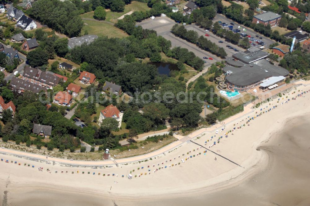 Wyk auf Föhr from above - Blick auf den Südstrand. Der Wyker Südstrand schließt sich nahtlos an den Stadtstrand an und zieht sich somit vom Olhörn, wo der kleine Leuchtturm steht, bis hin zur Wyker Stadtgrenze bei Greveling.