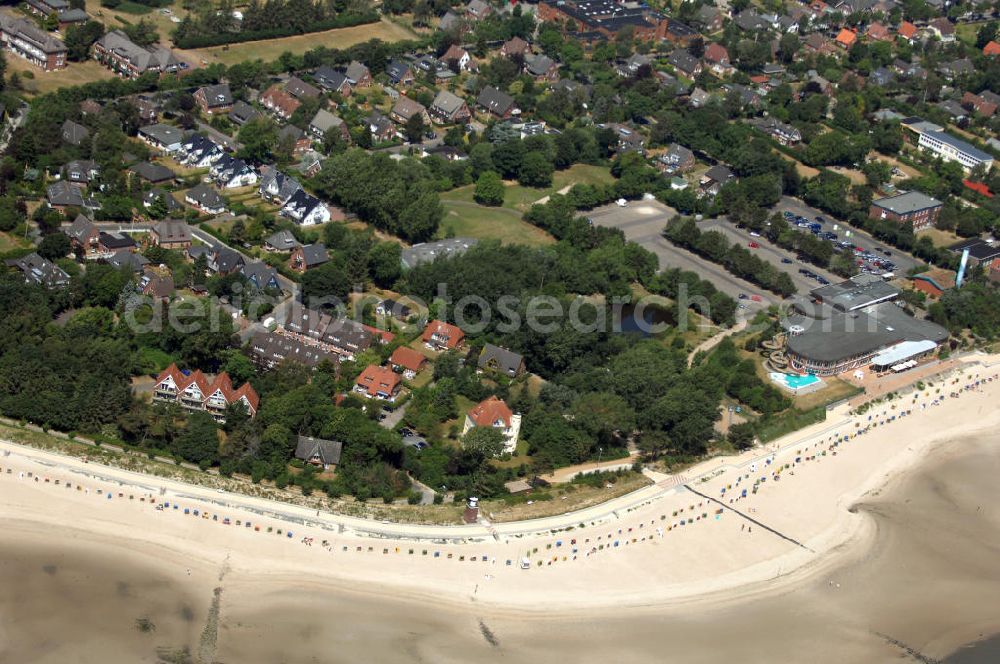 Aerial image Wyk auf Föhr - Blick auf den Südstrand. Der Wyker Südstrand schließt sich nahtlos an den Stadtstrand an und zieht sich somit vom Olhörn, wo der kleine Leuchtturm steht, bis hin zur Wyker Stadtgrenze bei Greveling.