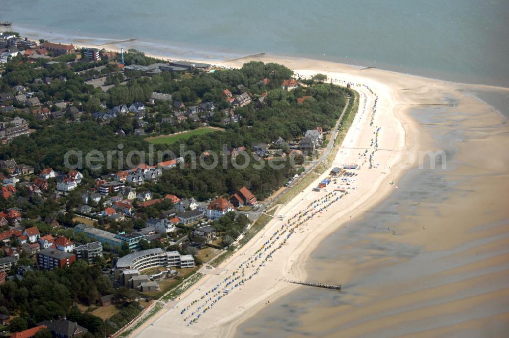 Aerial photograph Wyk auf Föhr - Blick auf den Südstrand. Der Wyker Südstrand schließt sich nahtlos an den Stadtstrand an und zieht sich somit vom Olhörn, wo der kleine Leuchtturm steht, bis hin zur Wyker Stadtgrenze bei Greveling.