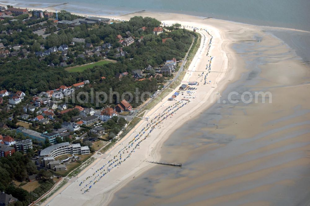 Wyk auf Föhr from above - Blick auf den Südstrand. Der Wyker Südstrand schließt sich nahtlos an den Stadtstrand an und zieht sich somit vom Olhörn, wo der kleine Leuchtturm steht, bis hin zur Wyker Stadtgrenze bei Greveling.