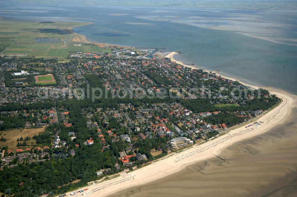 Wyk auf Föhr from the bird's eye view: Blick auf den Südstrand. Der Wyker Südstrand schließt sich nahtlos an den Stadtstrand an und zieht sich somit vom Olhörn, wo der kleine Leuchtturm steht, bis hin zur Wyker Stadtgrenze bei Greveling.