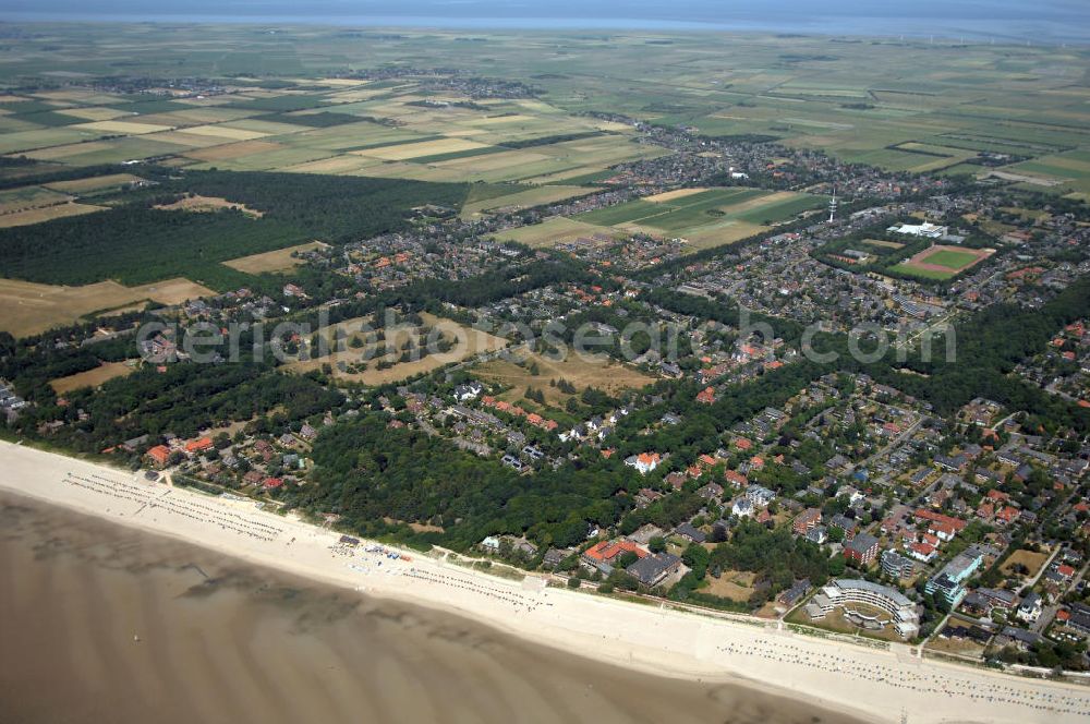 Aerial photograph Wyk auf Föhr - Blick auf den Südstrand. Der Wyker Südstrand schließt sich nahtlos an den Stadtstrand an und zieht sich somit vom Olhörn, wo der kleine Leuchtturm steht, bis hin zur Wyker Stadtgrenze bei Greveling.