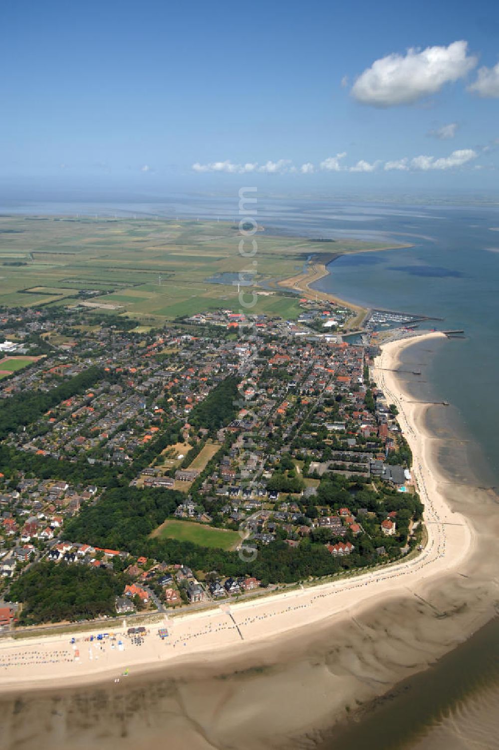 Wyk auf Föhr from above - Blick auf den Südstrand. Der Wyker Südstrand schließt sich nahtlos an den Stadtstrand an und zieht sich somit vom Olhörn, wo der kleine Leuchtturm steht, bis hin zur Wyker Stadtgrenze bei Greveling.