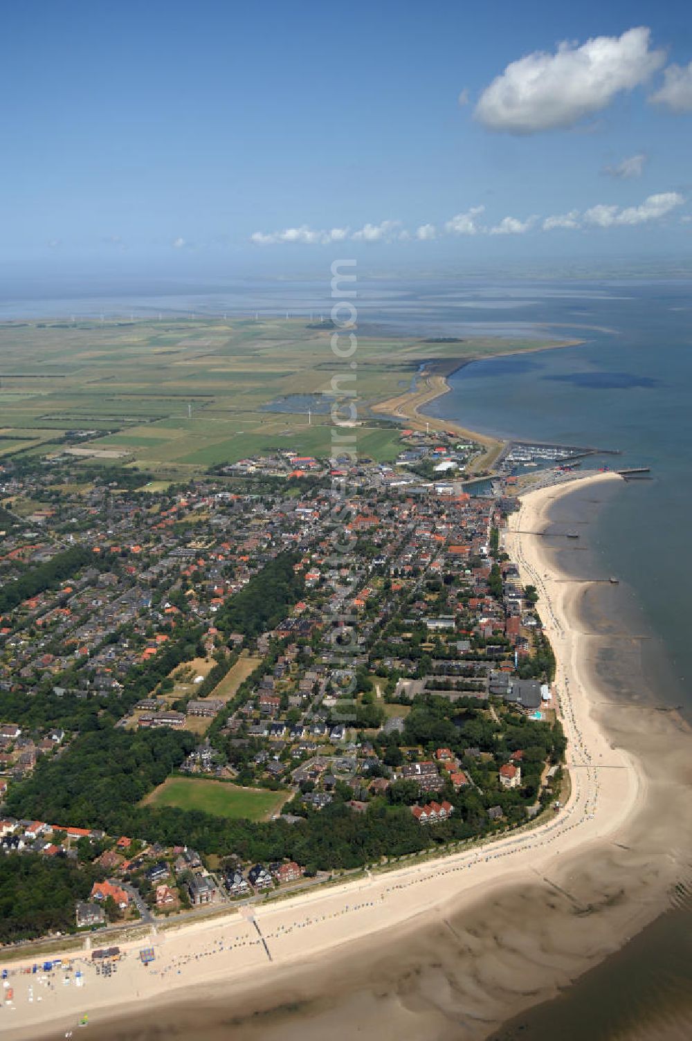 Wyk auf Föhr from the bird's eye view: Blick auf den Südstrand. Der Wyker Südstrand schließt sich nahtlos an den Stadtstrand an und zieht sich somit vom Olhörn, wo der kleine Leuchtturm steht, bis hin zur Wyker Stadtgrenze bei Greveling.