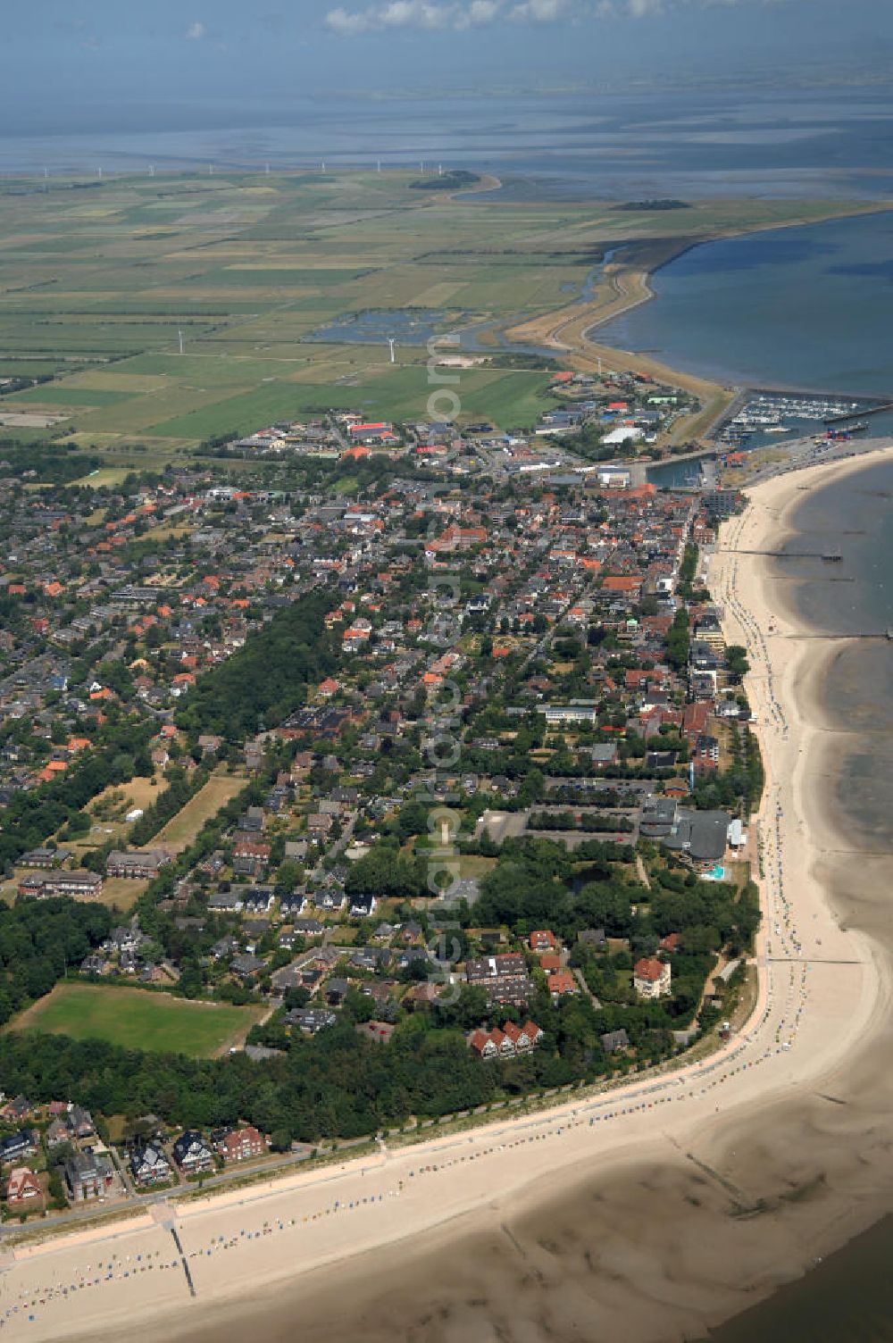 Aerial image Wyk auf Föhr - Blick auf den Südstrand. Der Wyker Südstrand schließt sich nahtlos an den Stadtstrand an und zieht sich somit vom Olhörn, wo der kleine Leuchtturm steht, bis hin zur Wyker Stadtgrenze bei Greveling.