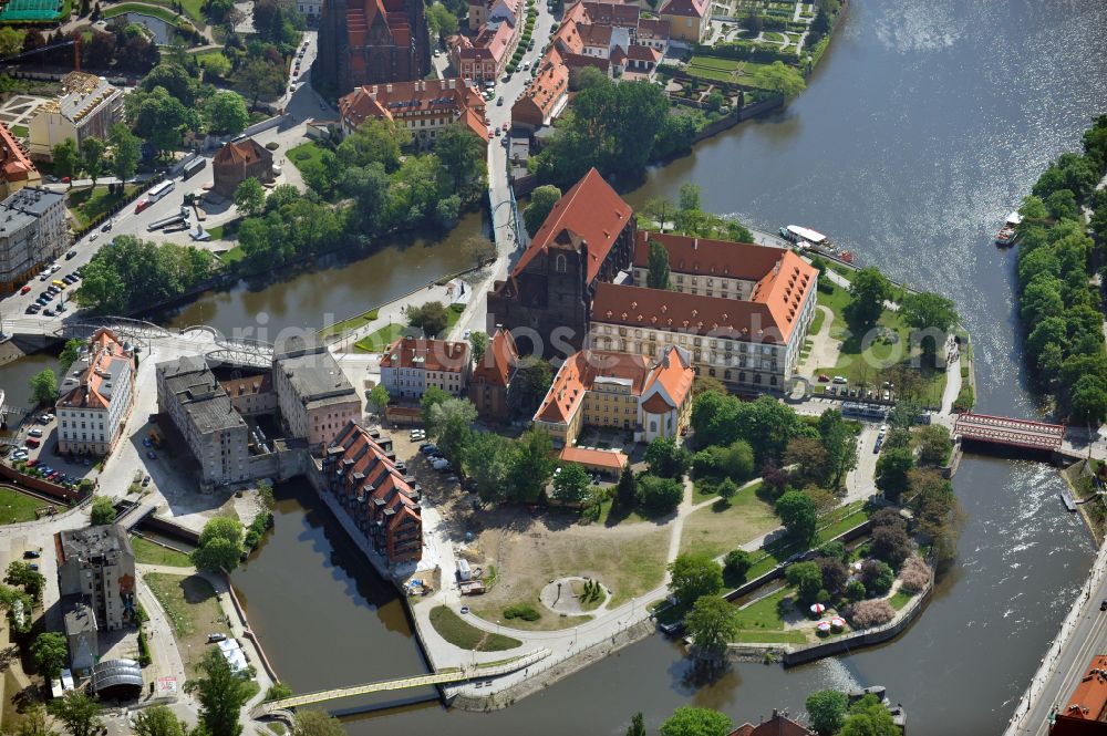 Wroclaw - Breslau from the bird's eye view: Island Wyspa Piasek with the University Library, a former Augustinian monastery, the Sand Church of St. Mary and the Orthodox Church of St. Cyril and Methodius on the bank of the Oder river on the Swietej Jadwigi road in Wroclaw - Breslau in Lower Silesian Voivodeship, Poland