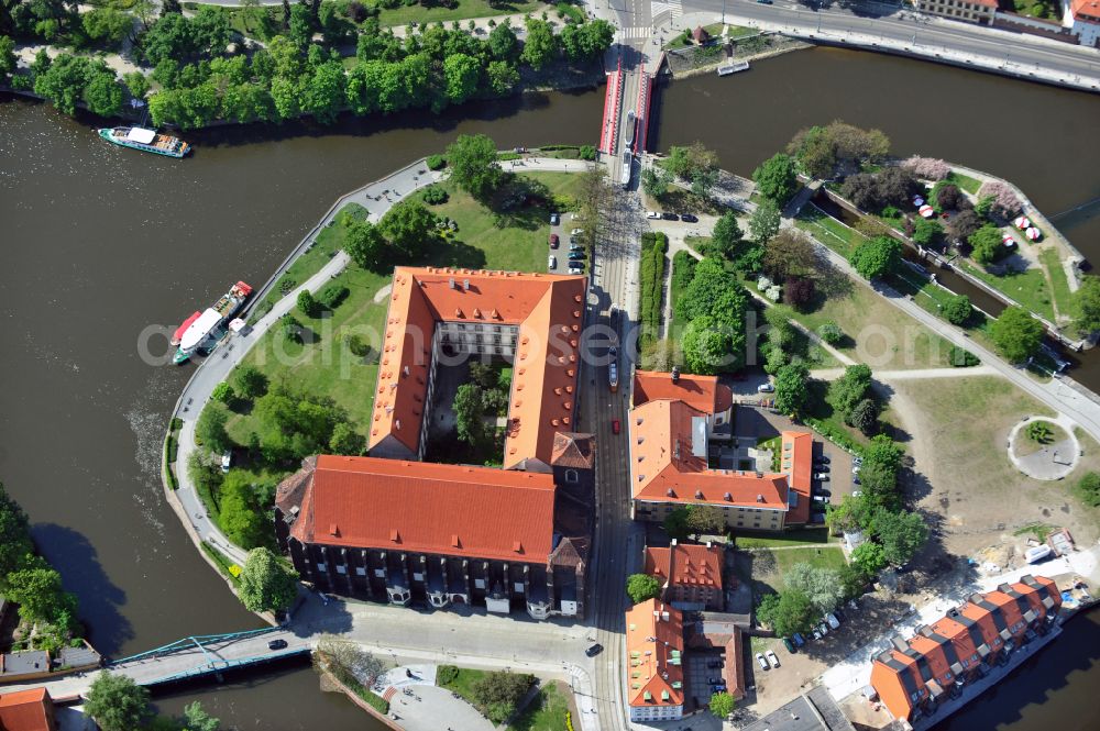 Aerial photograph Wroclaw - Breslau - Island Wyspa Piasek with the University Library, a former Augustinian monastery, the Sand Church of St. Mary and the Orthodox Church of St. Cyril and Methodius on the bank of the Oder river on the Swietej Jadwigi road in Wroclaw - Breslau in Lower Silesian Voivodeship, Poland