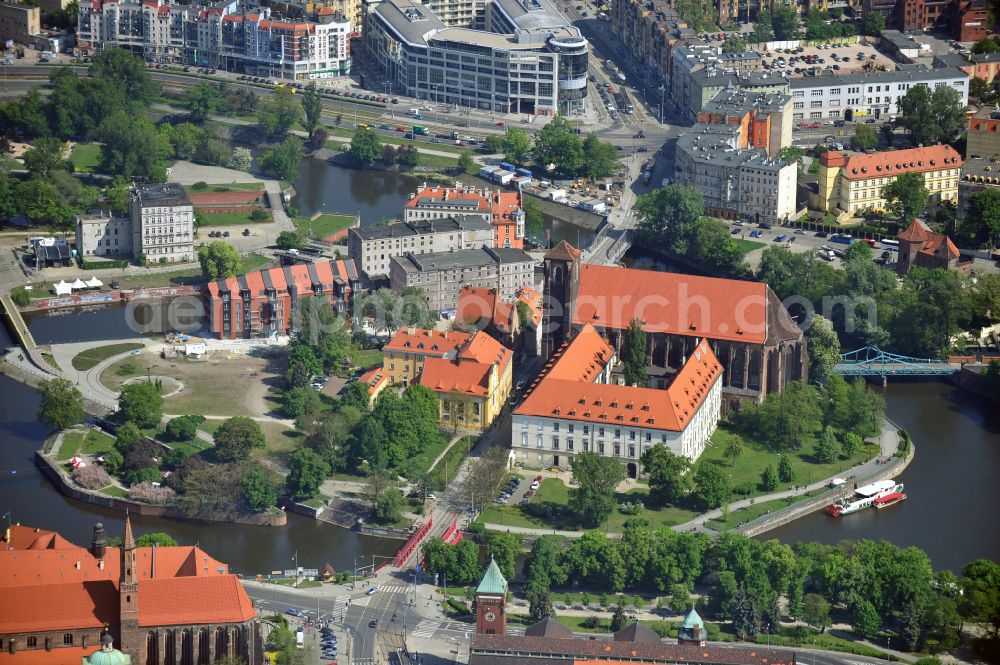 Aerial photograph Wroclaw - Breslau - Island Wyspa Piasek with the University Library, a former Augustinian monastery, the Sand Church of St. Mary and the Orthodox Church of St. Cyril and Methodius on the bank of the Oder river on the Swietej Jadwigi road in Wroclaw - Breslau in Lower Silesian Voivodeship, Poland