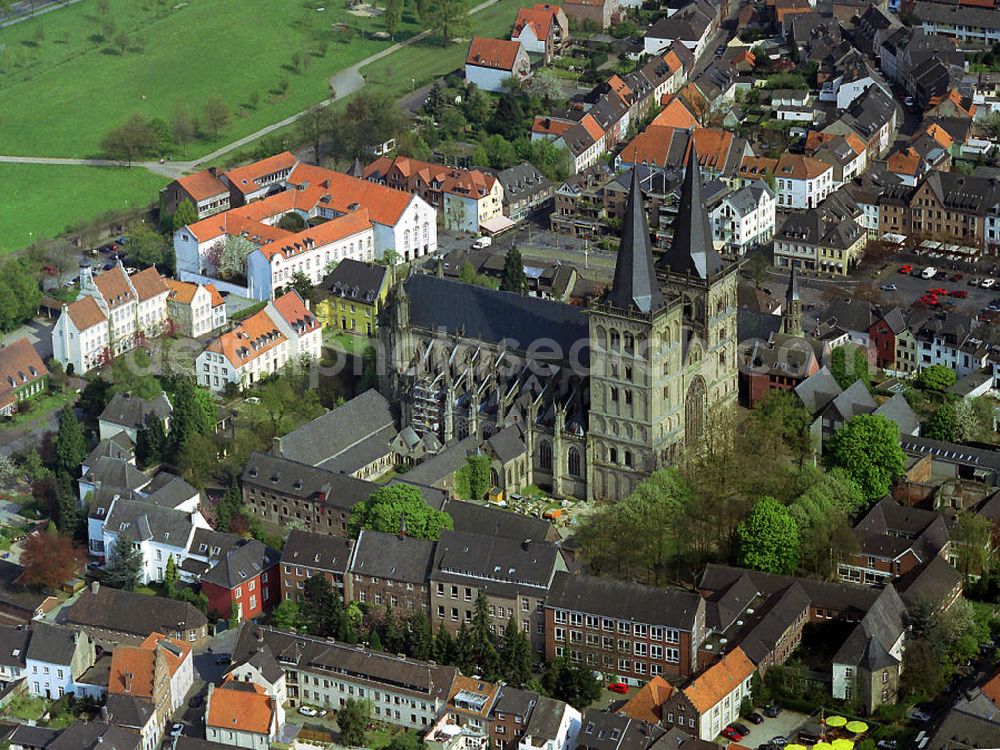 Aerial image Xanten - Stadtansicht auf die Innenstadt von Xanten in Nordrhein-Westfalen mit dem Dom St. Viktor. City view over the city of Xanten, North Rhine-Westphalia with the Cathedral of St. Victor.