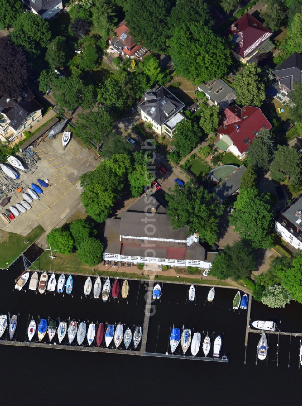 Aerial image Berlin Treptow Köpenick - Landing stage in a residential area on the shore of the Dahme on the Niebergallstrasse in Berlin in the district Treptow-Koepenick