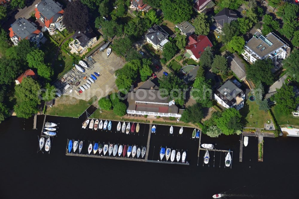 Aerial photograph Berlin Treptow Köpenick - Landing stage in a residential area on the shore of the Dahme on the Niebergallstrasse in Berlin in the district Treptow-Koepenick