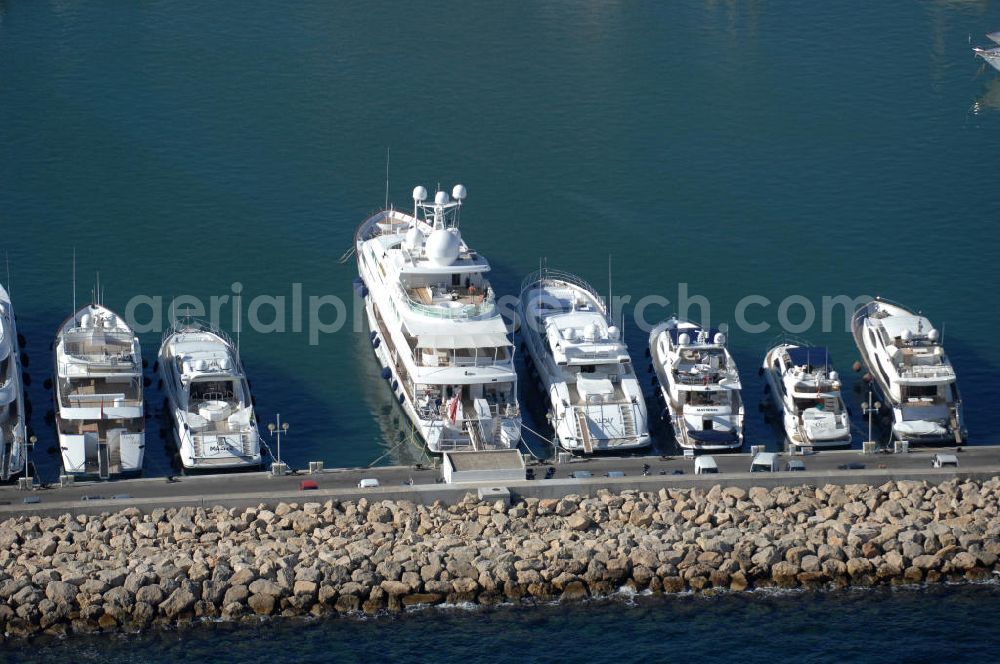 Vallauris from above - Blick auf den Hafen im Stadtteil Golfe-Juan in Vallauris. Vallauris ist eine Gemeinde im Département Alpes-Maritimes in der Region Provence-Alpes-Cote d' Azur im Südosten Frankreichs gelegen. Golfe-Juan als Teil der Gemeinde Vallauris ist an der Cote d' Azur gelegen.