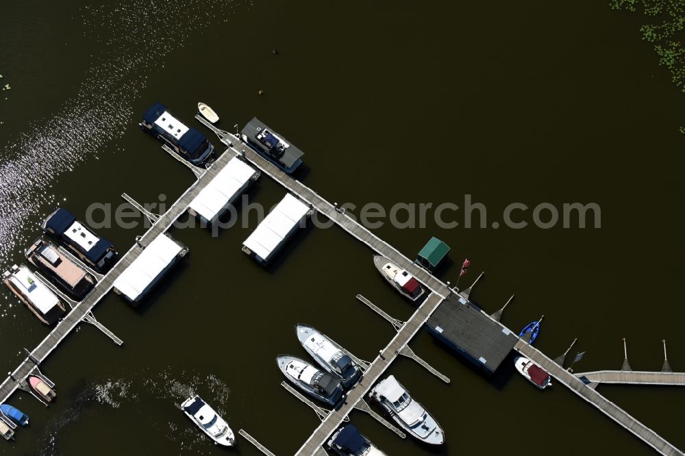 Aerial photograph Buchholz - Pleasure boat and houseboot- marina with docks and moorings of marina Mueritzsee on the shore area of lake Mueritz in Buchholz in the state Mecklenburg - Western Pomerania