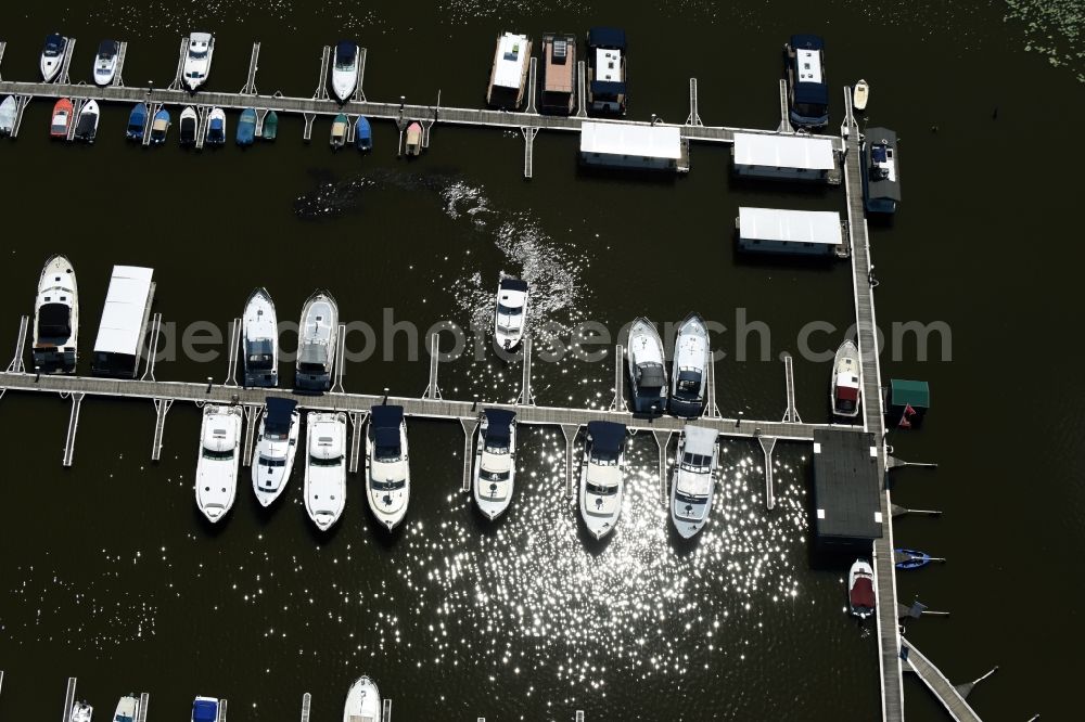 Aerial photograph Buchholz - Pleasure boat and houseboot- marina with docks and moorings of marina Mueritzsee on the shore area of lake Mueritz in Buchholz in the state Mecklenburg - Western Pomerania