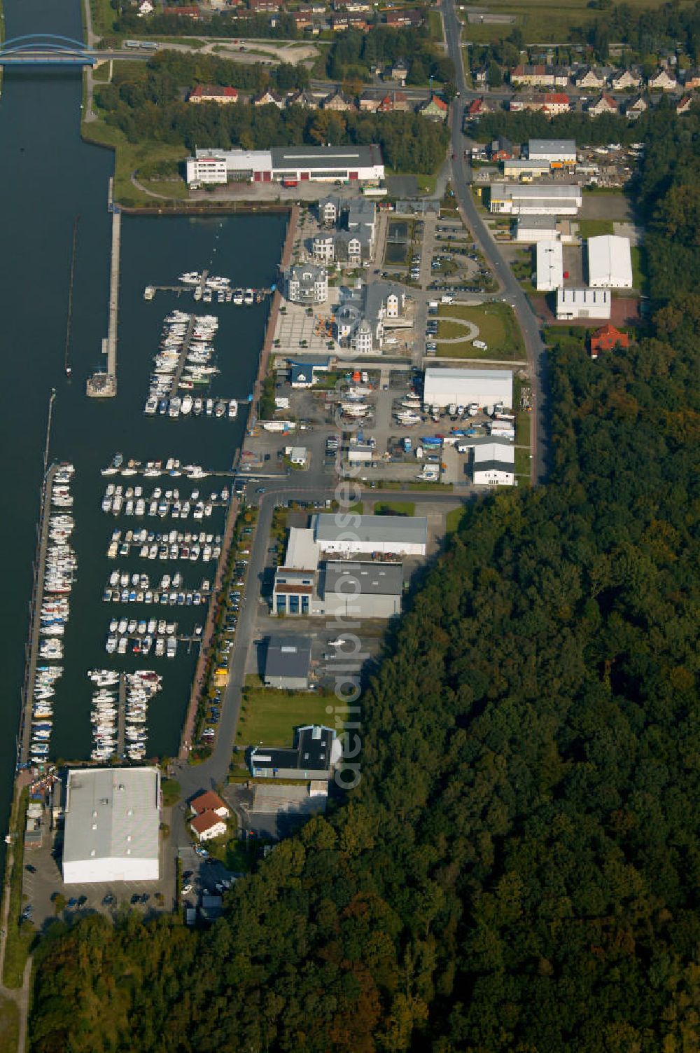 Bergkamen from above - Blick auf den Yachthafen Marina Ruenthe in Bergkamen. Wer heute die Marina Ruenthe besucht und auf der suedlaendisch anmutenden Promenade oder auf der breiten Hafenmole einen Spaziergang macht, um an einem schoenen Sommertag das rege Ein- und Auslaufen von mehr als 200 Motorbooten zu beobachten, kann kaum glauben, dass hier noch vor weniger als 10 Jahren ein trister Kohle-Umschlagshafen sein ueberfluessiges Dasein fristete.