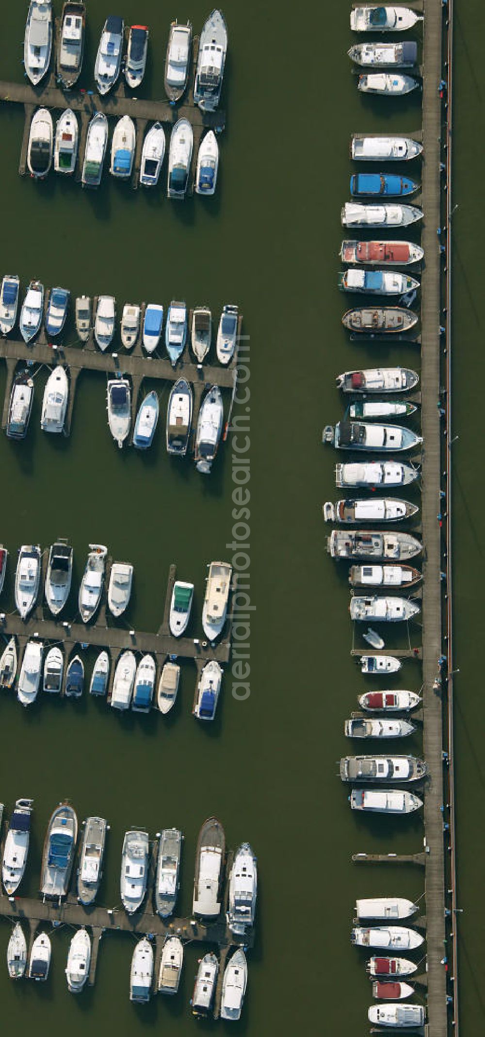 Bergkamen from the bird's eye view: Blick auf den Yachthafen Marina Ruenthe in Bergkamen. Wer heute die Marina Ruenthe besucht und auf der suedlaendisch anmutenden Promenade oder auf der breiten Hafenmole einen Spaziergang macht, um an einem schoenen Sommertag das rege Ein- und Auslaufen von mehr als 200 Motorbooten zu beobachten, kann kaum glauben, dass hier noch vor weniger als 10 Jahren ein trister Kohle-Umschlagshafen sein ueberfluessiges Dasein fristete.