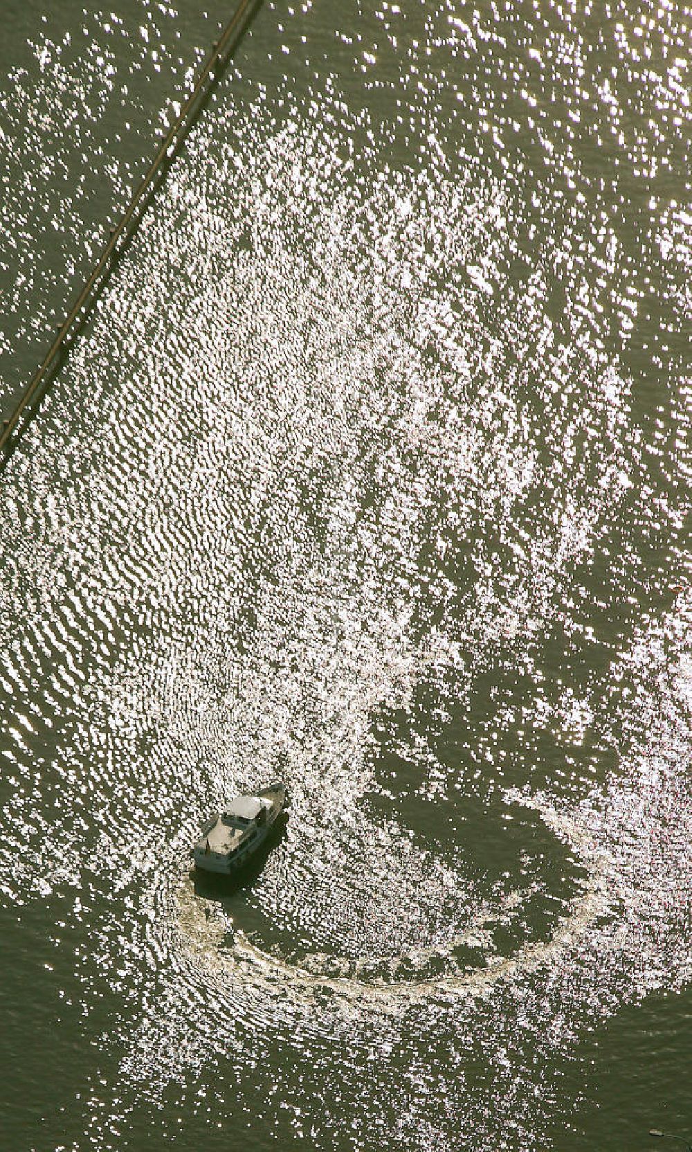 Aerial photograph Bergkamen - Blick auf den Yachthafen Marina Ruenthe in Bergkamen. Wer heute die Marina Ruenthe besucht und auf der suedlaendisch anmutenden Promenade oder auf der breiten Hafenmole einen Spaziergang macht, um an einem schoenen Sommertag das rege Ein- und Auslaufen von mehr als 200 Motorbooten zu beobachten, kann kaum glauben, dass hier noch vor weniger als 10 Jahren ein trister Kohle-Umschlagshafen sein ueberfluessiges Dasein fristete.