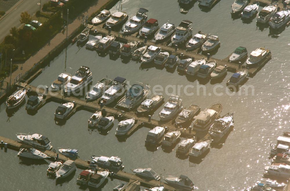 Bergkamen from above - Blick auf den Yachthafen Marina Ruenthe in Bergkamen. Wer heute die Marina Ruenthe besucht und auf der suedlaendisch anmutenden Promenade oder auf der breiten Hafenmole einen Spaziergang macht, um an einem schoenen Sommertag das rege Ein- und Auslaufen von mehr als 200 Motorbooten zu beobachten, kann kaum glauben, dass hier noch vor weniger als 10 Jahren ein trister Kohle-Umschlagshafen sein ueberfluessiges Dasein fristete.