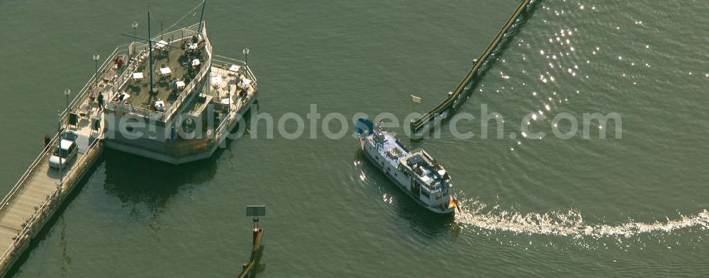 Bergkamen from the bird's eye view: Blick auf den Yachthafen Marina Ruenthe in Bergkamen. Wer heute die Marina Ruenthe besucht und auf der suedlaendisch anmutenden Promenade oder auf der breiten Hafenmole einen Spaziergang macht, um an einem schoenen Sommertag das rege Ein- und Auslaufen von mehr als 200 Motorbooten zu beobachten, kann kaum glauben, dass hier noch vor weniger als 10 Jahren ein trister Kohle-Umschlagshafen sein ueberfluessiges Dasein fristete.