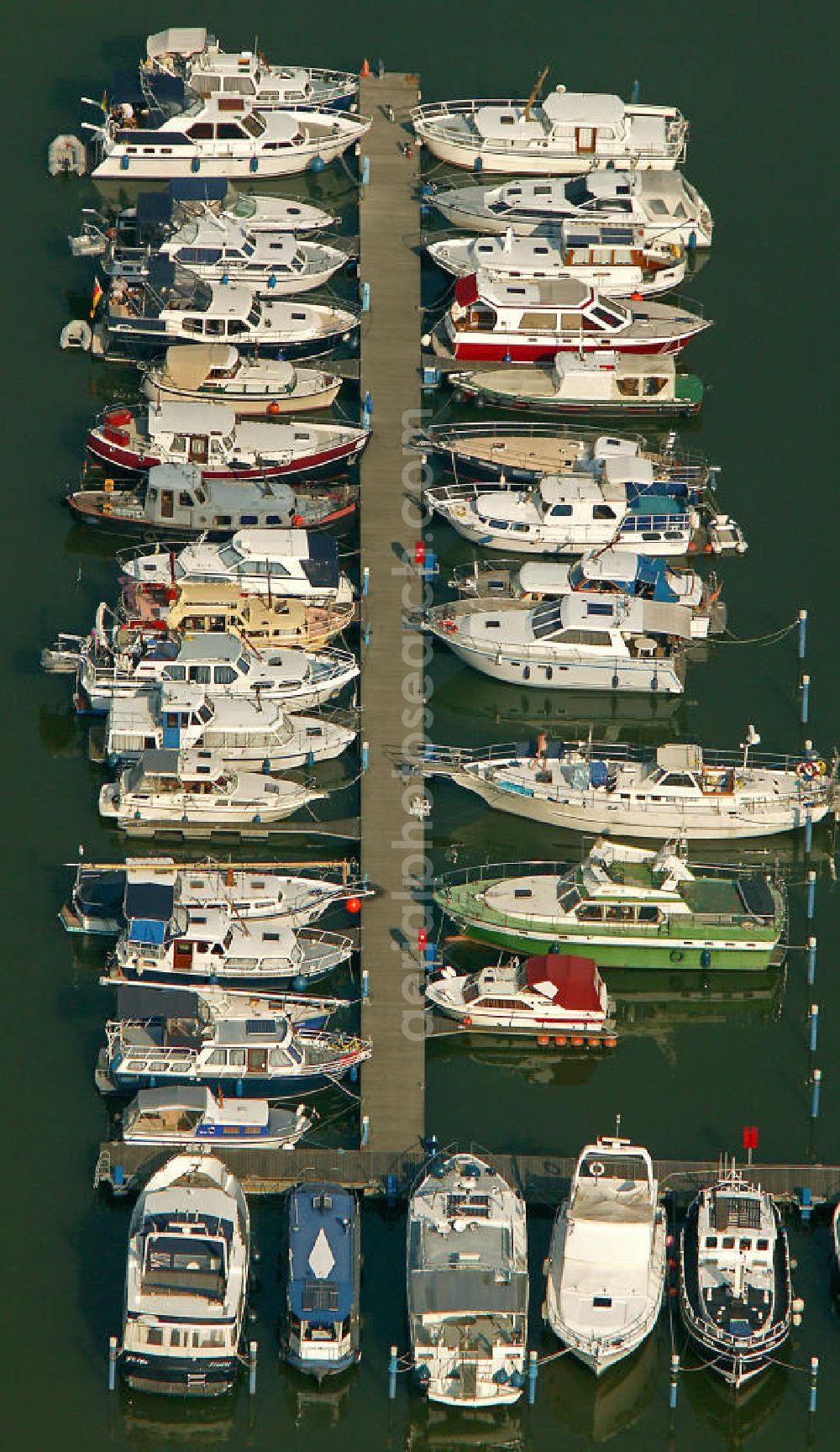 Aerial image Bergkamen - Blick auf den Yachthafen Marina Ruenthe in Bergkamen. Wer heute die Marina Ruenthe besucht und auf der suedlaendisch anmutenden Promenade oder auf der breiten Hafenmole einen Spaziergang macht, um an einem schoenen Sommertag das rege Ein- und Auslaufen von mehr als 200 Motorbooten zu beobachten, kann kaum glauben, dass hier noch vor weniger als 10 Jahren ein trister Kohle-Umschlagshafen sein ueberfluessiges Dasein fristete.