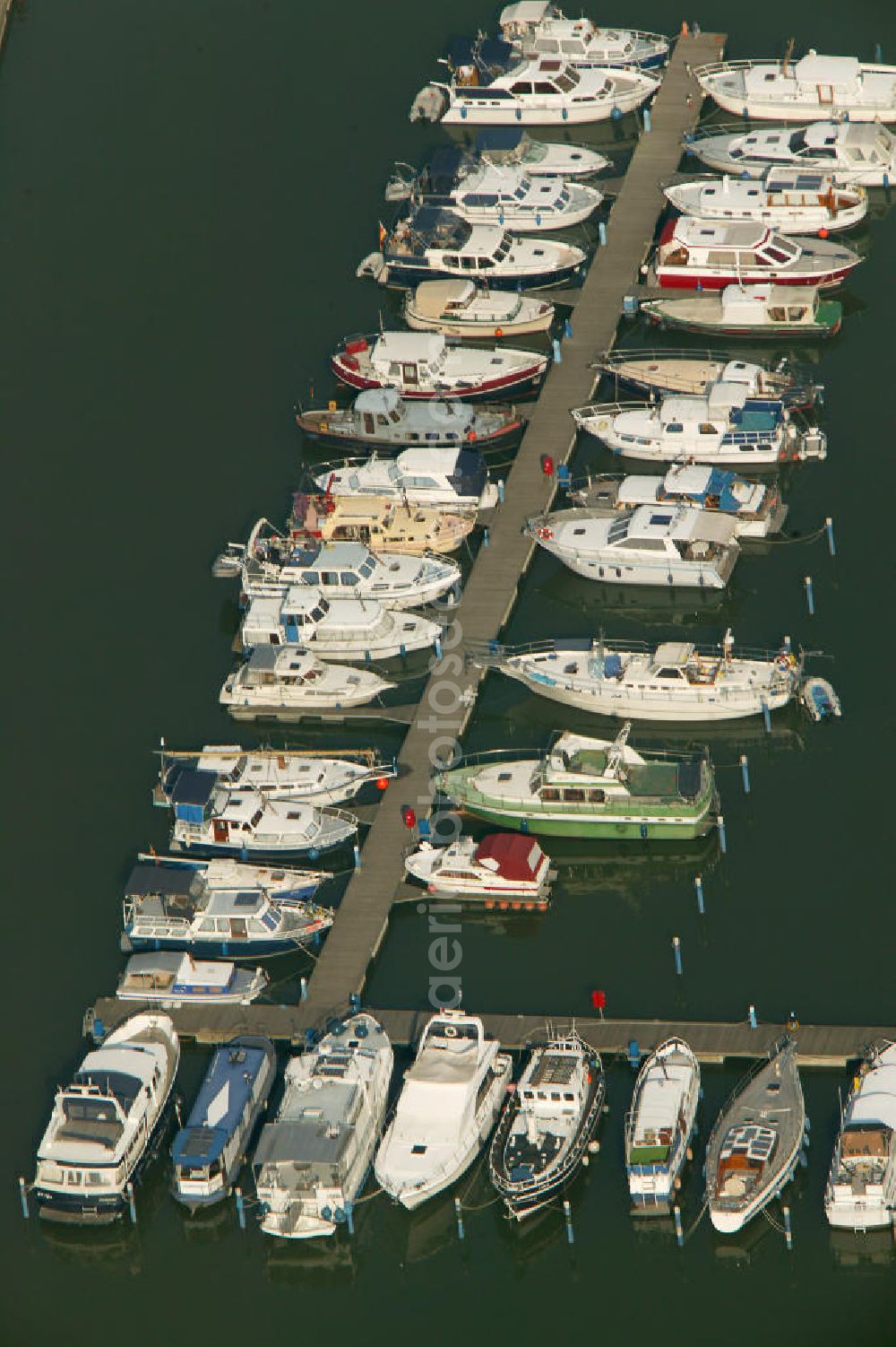 Aerial photograph Bergkamen - Blick auf den Yachthafen Marina Ruenthe in Bergkamen. Wer heute die Marina Ruenthe besucht und auf der suedlaendisch anmutenden Promenade oder auf der breiten Hafenmole einen Spaziergang macht, um an einem schoenen Sommertag das rege Ein- und Auslaufen von mehr als 200 Motorbooten zu beobachten, kann kaum glauben, dass hier noch vor weniger als 10 Jahren ein trister Kohle-Umschlagshafen sein ueberfluessiges Dasein fristete.