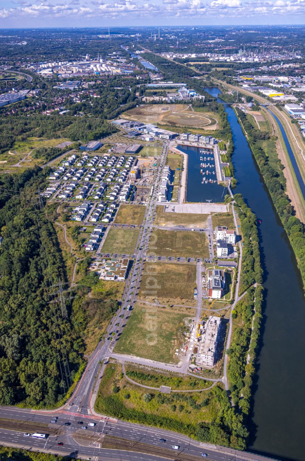 Aerial photograph Gelsenkirchen - Pleasure boat marina with docks and moorings on the shore area des Rhein-Herne-Kanal in Gelsenkirchen at Ruhrgebiet in the state North Rhine-Westphalia