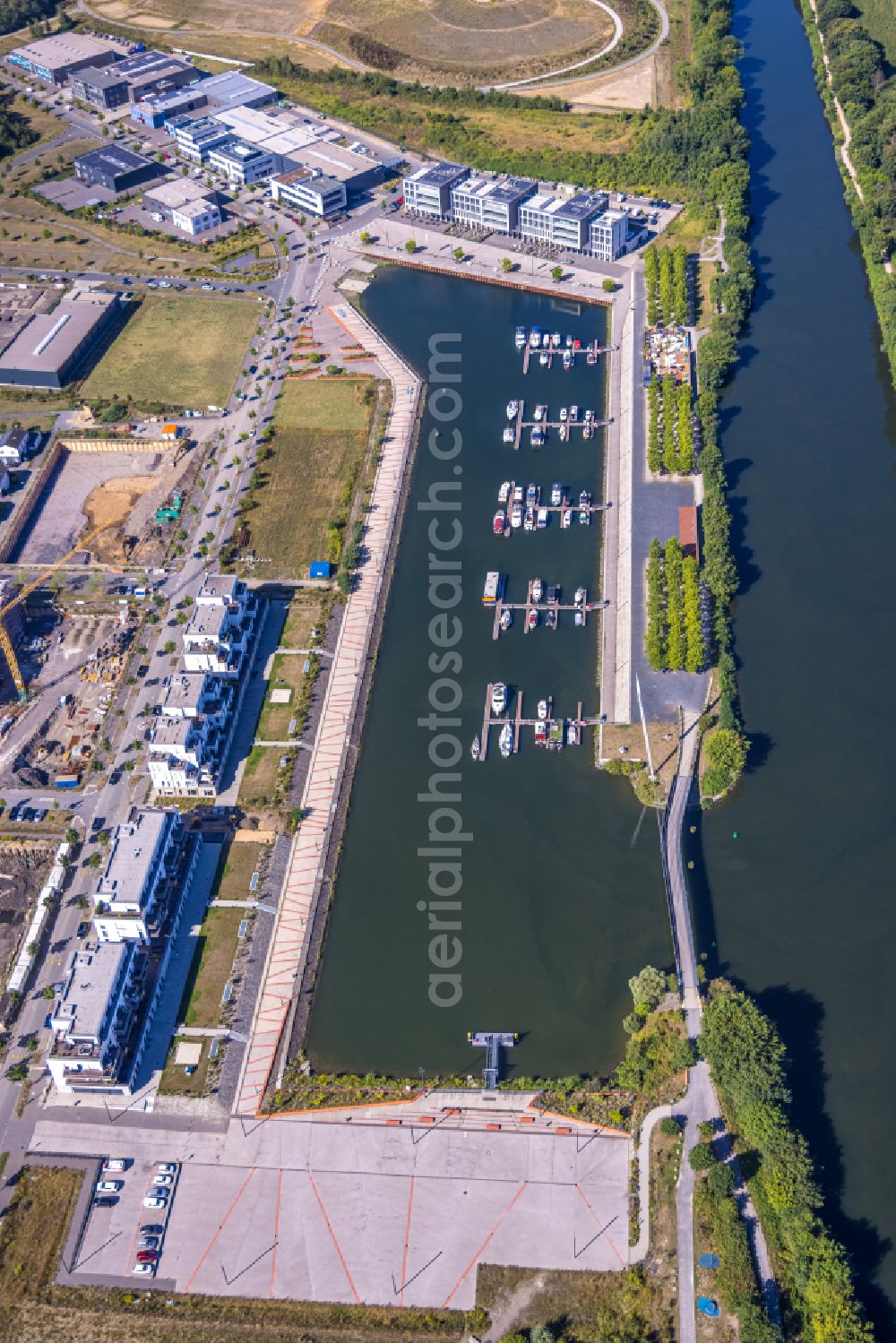 Gelsenkirchen from above - Pleasure boat marina with docks and moorings on the shore area des Rhein-Herne-Kanal in Gelsenkirchen at Ruhrgebiet in the state North Rhine-Westphalia