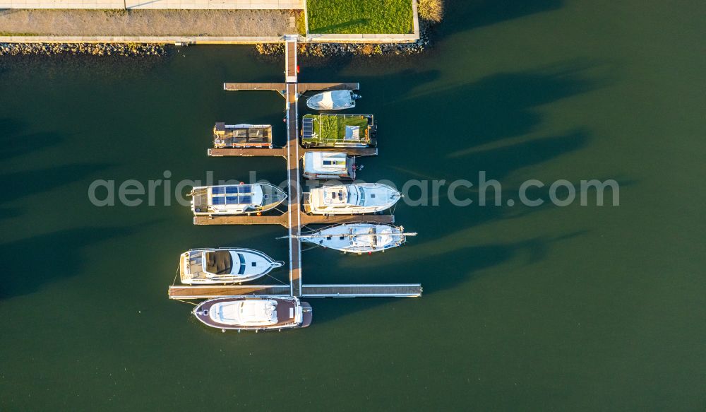 Gelsenkirchen from the bird's eye view: Pleasure boat marina with docks and moorings on the shore area des Rhein-Herne-Kanal in Gelsenkirchen at Ruhrgebiet in the state North Rhine-Westphalia