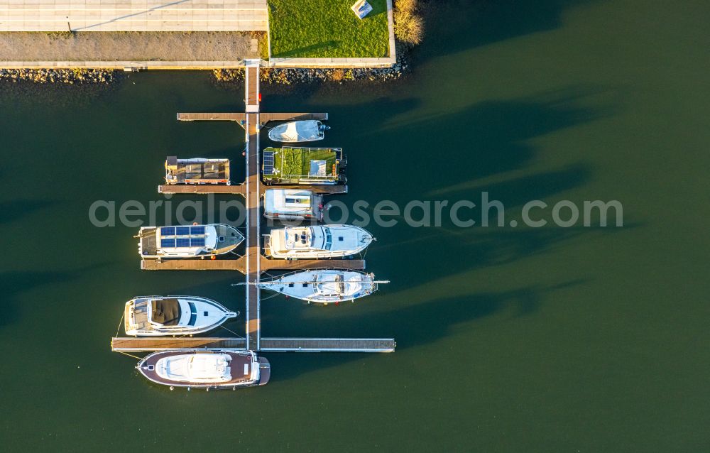 Aerial image Gelsenkirchen - Pleasure boat marina with docks and moorings on the shore area des Rhein-Herne-Kanal in Gelsenkirchen at Ruhrgebiet in the state North Rhine-Westphalia