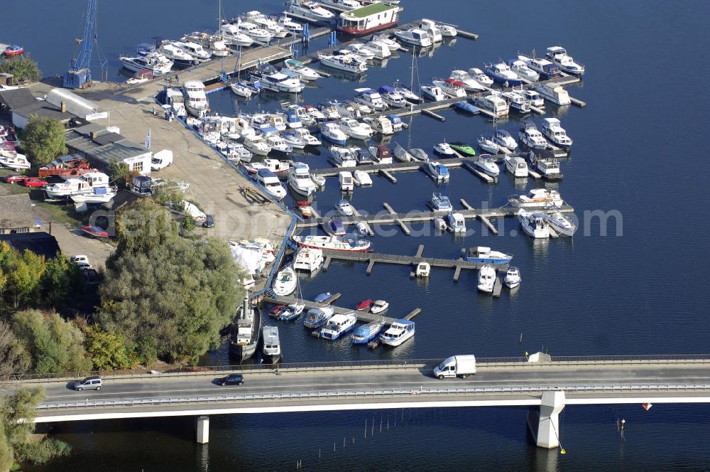 Plaue from above - Blick auf den Yachthafen des Camping- und Ferienparks am Plauer See in Brandenburg. Im Auftrag der Target Invest GmbH & Co. KG betreibt die MarinaTramp mit Saisonbeginn 2008 den Yachthafen, um den Gästen einen besseren Service bieten zu können. Kontakt MarinaTramp: Tramp, Boris Funda, Parkgasse 2, 39418 Staßfurt, Tel. +49(0)3925 249714, Fax +49(0)3925 383765, Email: marina.plaue@trampgroup.de; Kontakt Ferienpark: Camping- und Ferienpark am Plauer See, Plauer Landstraße 200, 14774 Brandenburg OT Plaue, Tel. +49(0)3381 403227, Fax +49(0)3381 804644