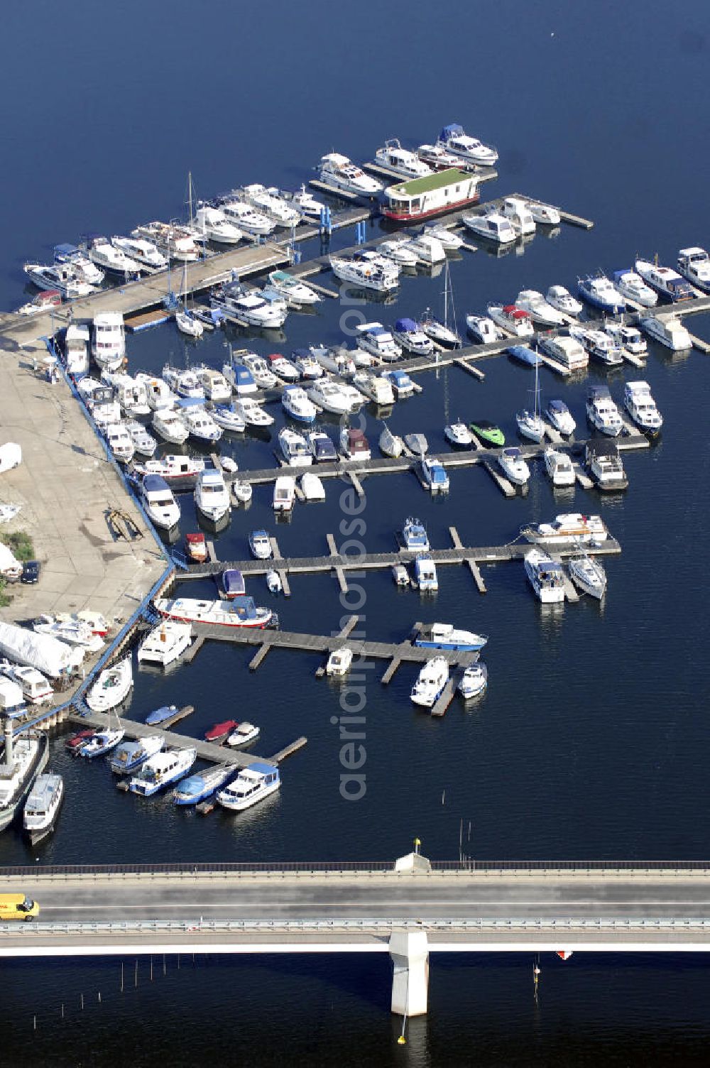 Plaue from the bird's eye view: Blick auf den Yachthafen des Camping- und Ferienparks am Plauer See in Brandenburg. Im Auftrag der Target Invest GmbH & Co. KG betreibt die MarinaTramp mit Saisonbeginn 2008 den Yachthafen, um den Gästen einen besseren Service bieten zu können. Kontakt MarinaTramp: Tramp, Boris Funda, Parkgasse 2, 39418 Staßfurt, Tel. +49(0)3925 249714, Fax +49(0)3925 383765, Email: marina.plaue@trampgroup.de; Kontakt Ferienpark: Camping- und Ferienpark am Plauer See, Plauer Landstraße 200, 14774 Brandenburg OT Plaue, Tel. +49(0)3381 403227, Fax +49(0)3381 804644