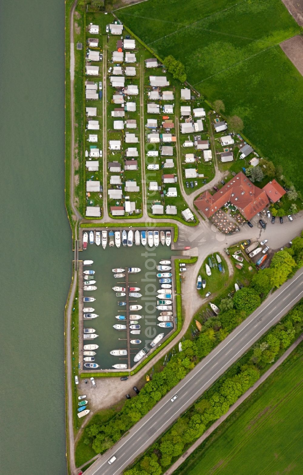 Waltrop from the bird's eye view: Marina and Campsite resp. camping ground Franz-Josef Ribbrock in the state North Rhine-Westphalia