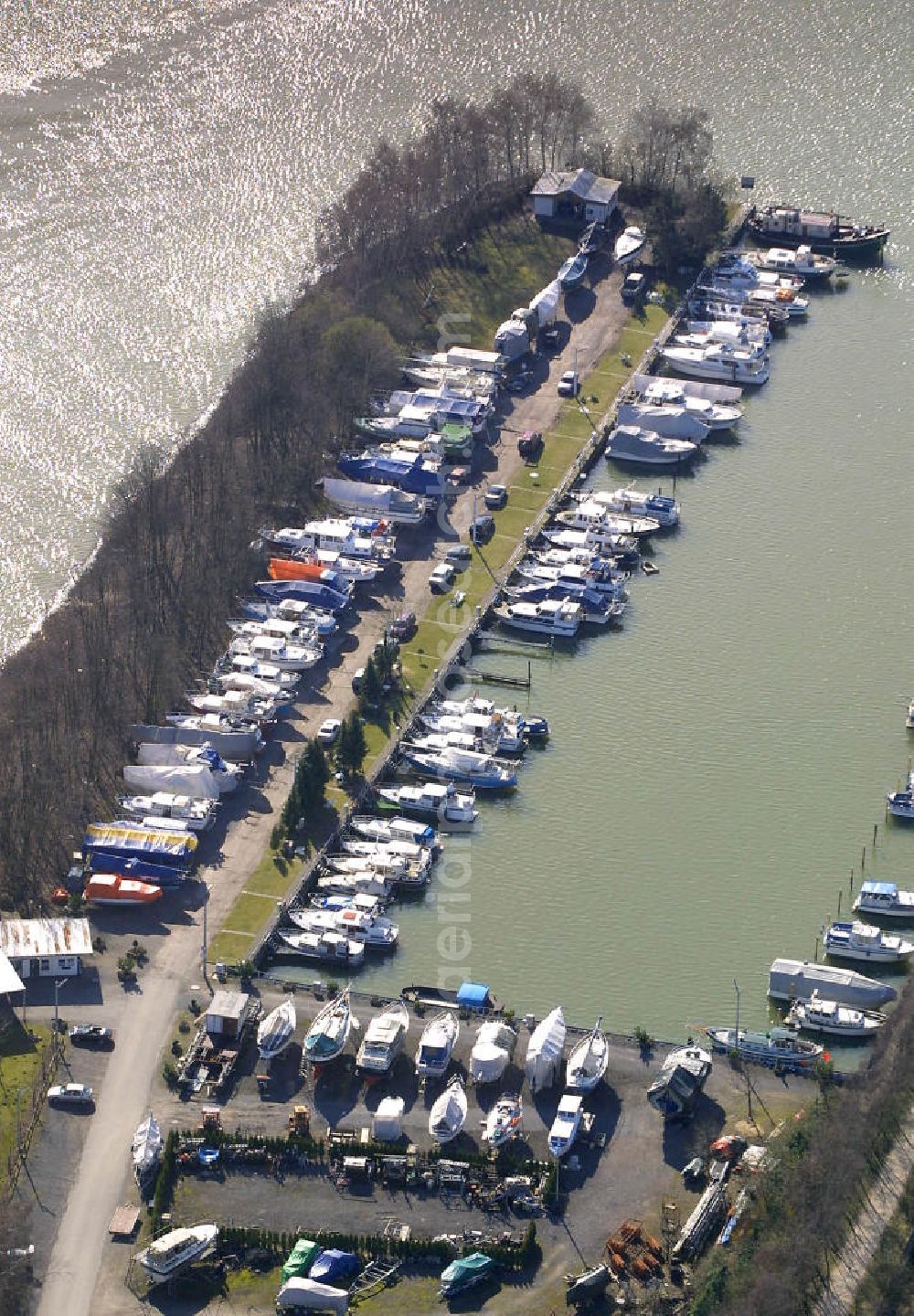 Castrop-Rauxel from the bird's eye view: Blick auf den Yachthafen Poeppinghausen am Rhein-Herne-Kanal. Port at the Rhine-Herne-cannel.