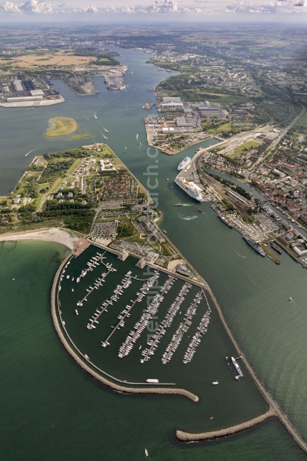 Rostock Hohe Dühne from the bird's eye view: View the marina Hohe Düne near Warnemünde