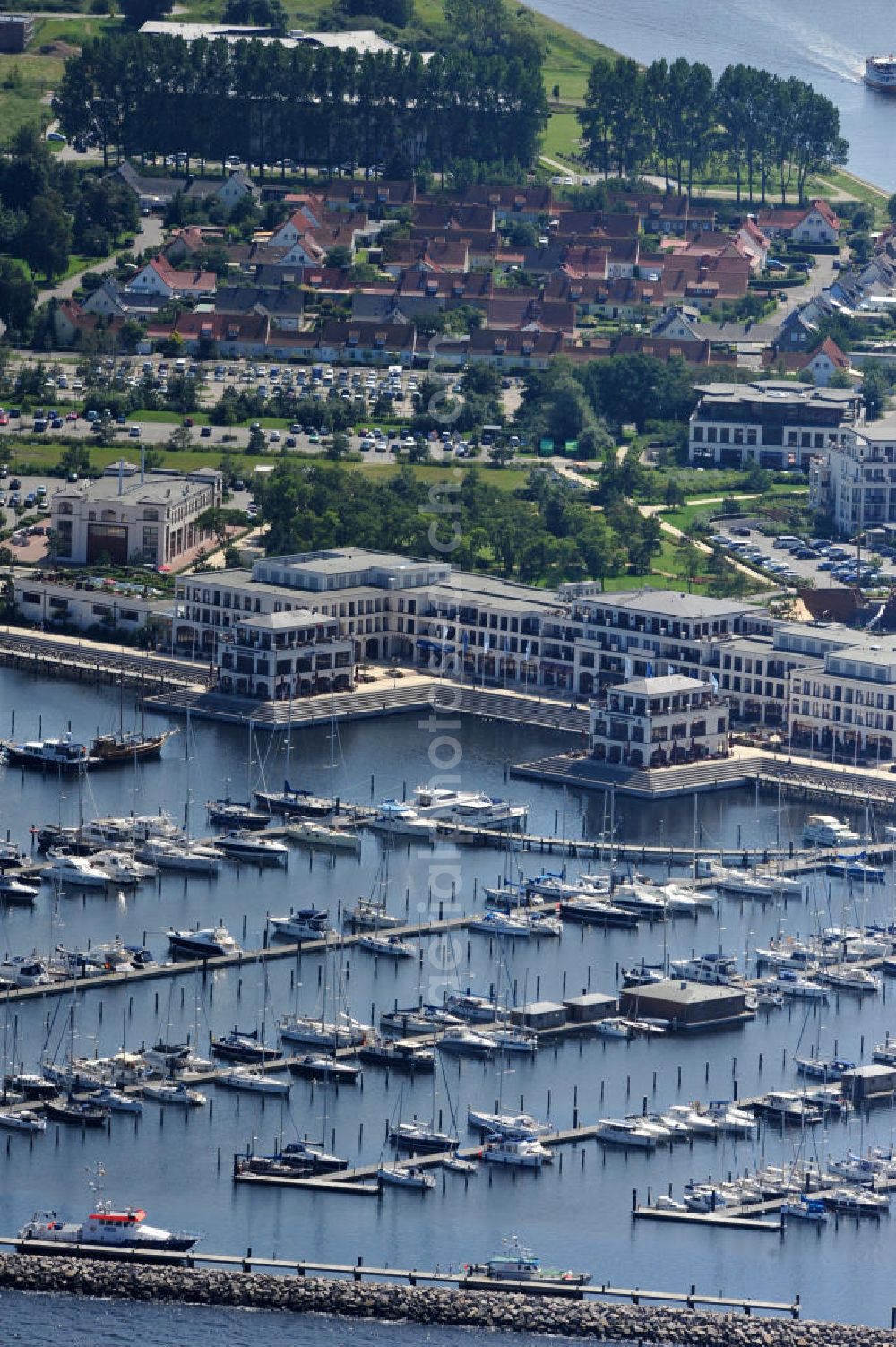 Rostock Hohe Dühne from above - Blick auf den Yachthafen Hohe Düne mit der gleichnamigen Yachthafenresidenz an der Ostseeküste. View the marina Hohe Düne near Warnemünde.