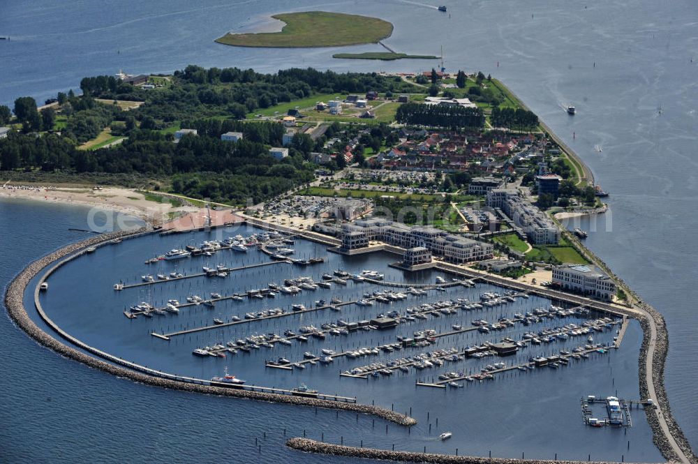 Rostock Hohe Dühne from the bird's eye view: Blick auf den Yachthafen Hohe Düne mit der gleichnamigen Yachthafenresidenz an der Ostseeküste. View the marina Hohe Düne near Warnemünde.